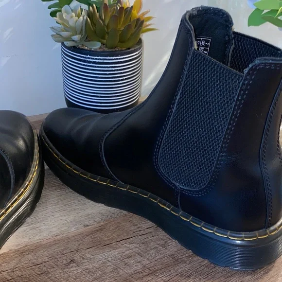 NWOB!! Dr. Martens Black Leather Chukka Boots Size 9 Womens 8 Mens - Picture 11 of 11